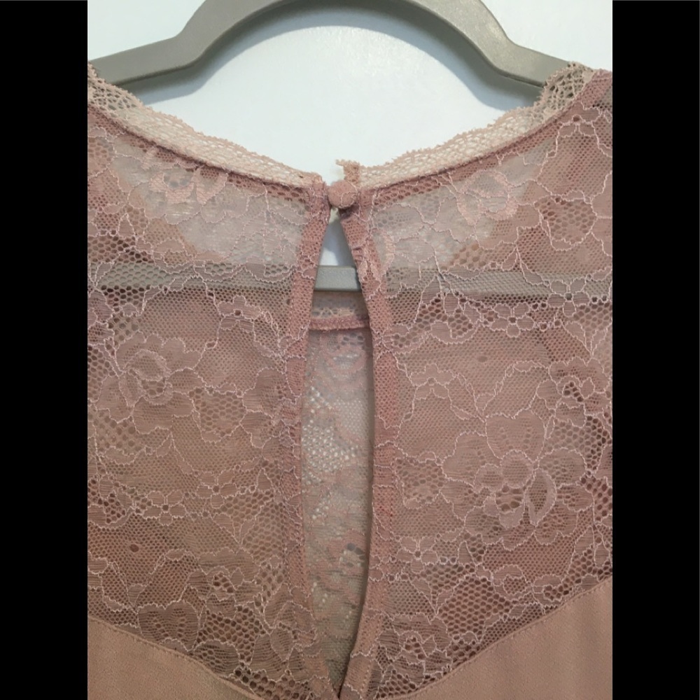 9.TORRID TAUPE CREPE AND LACE SHARKBITE TOP - Picture 12 of 16